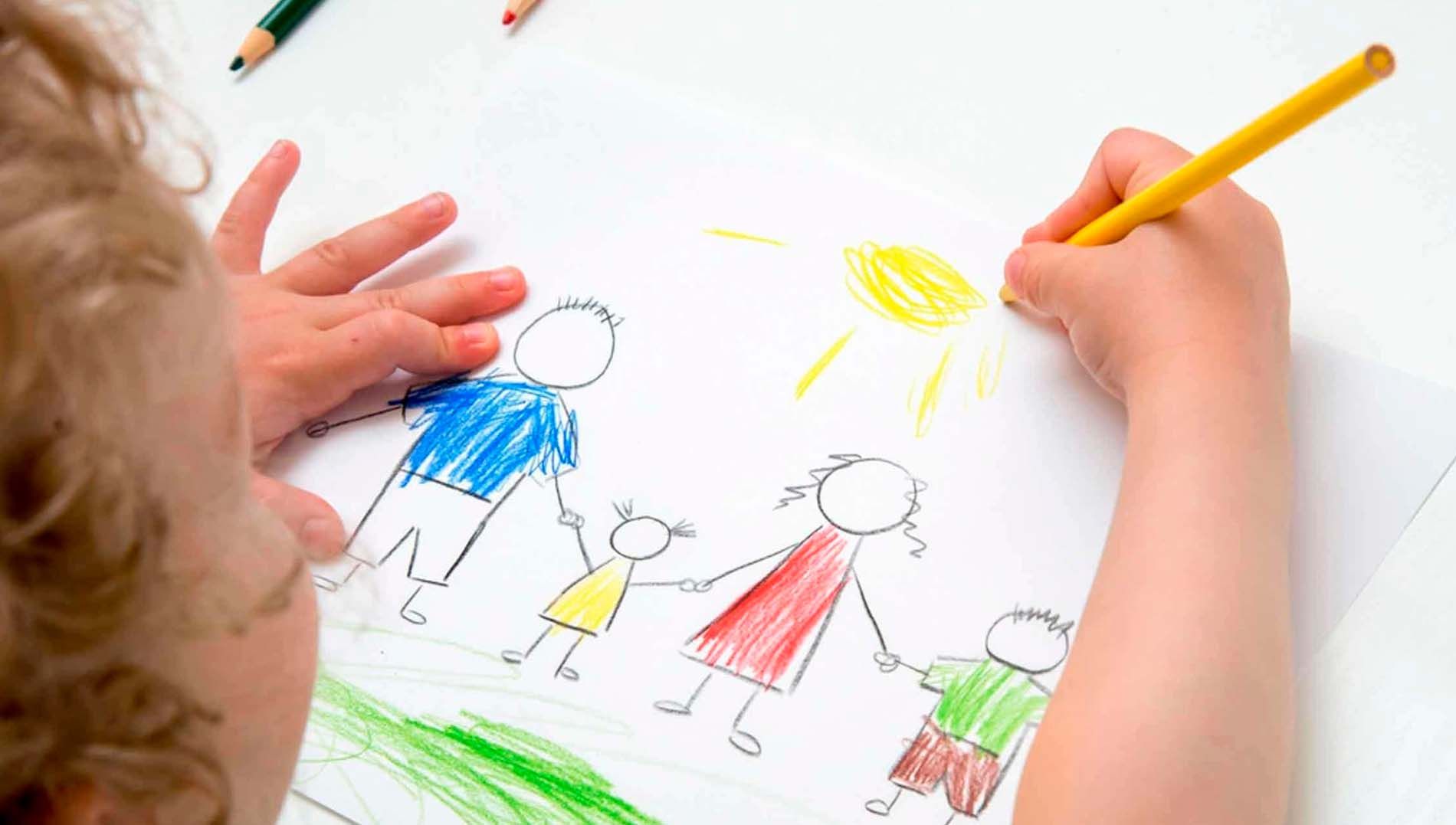 Ребенок рисует у психолога