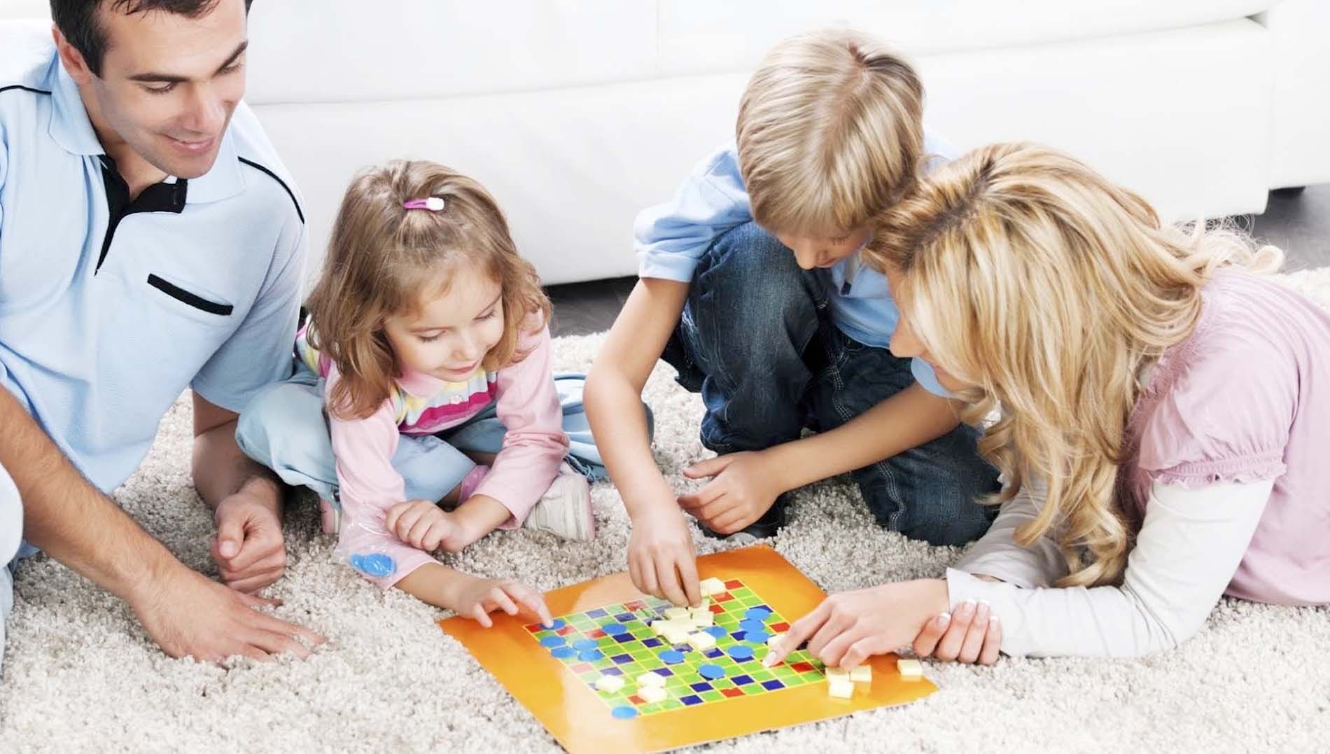 Развлечение совместно родителями. Настольные игры для детей. Дети играют с родителями. Семья играет в настольные игры. Настольная игра «о семье».